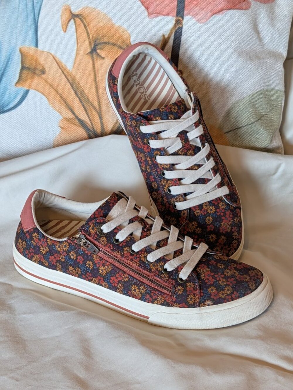 Taos Z Soul, Red Floral Sneakers, size 10